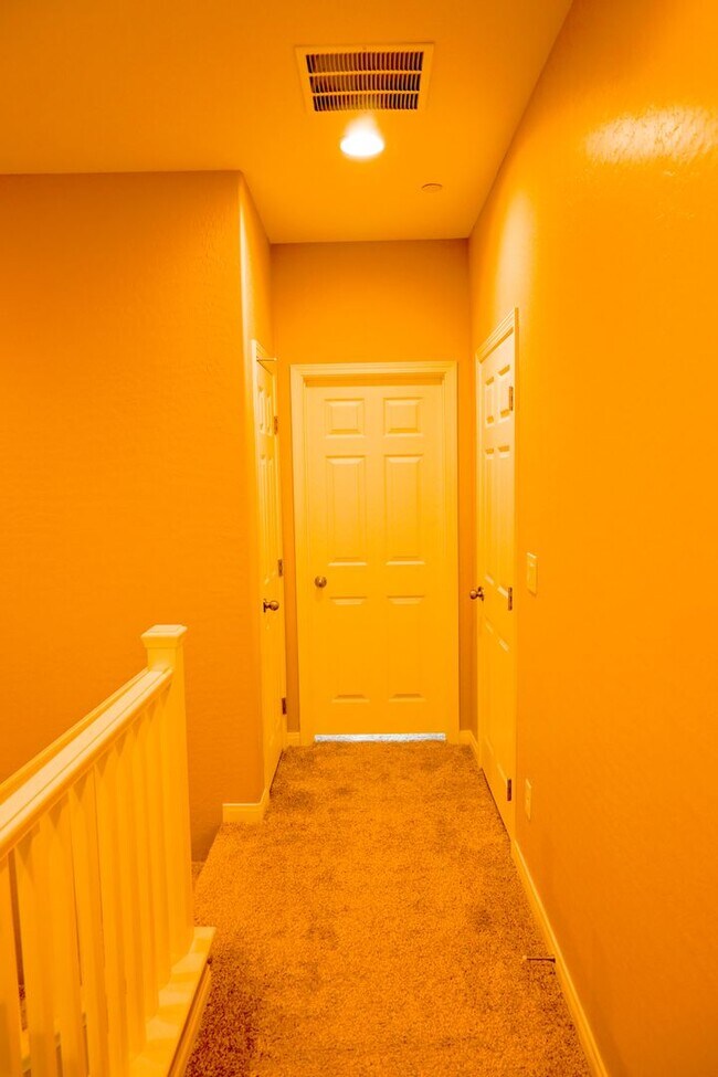 Building Photo - Beautiful 3 bed Townhome in Summerlin