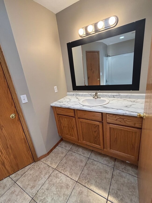 Building Photo - 2 Bed 2 Bath 2 Car Garage Duplex