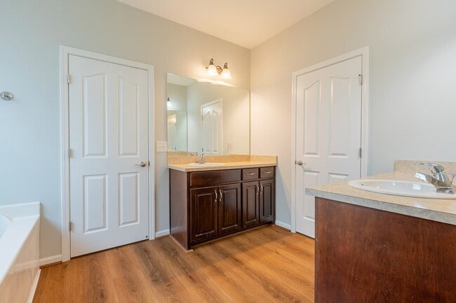 Building Photo - 4525 Village Ct