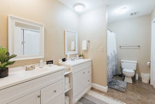 Building Photo - 722 Liberty Bell Blvd