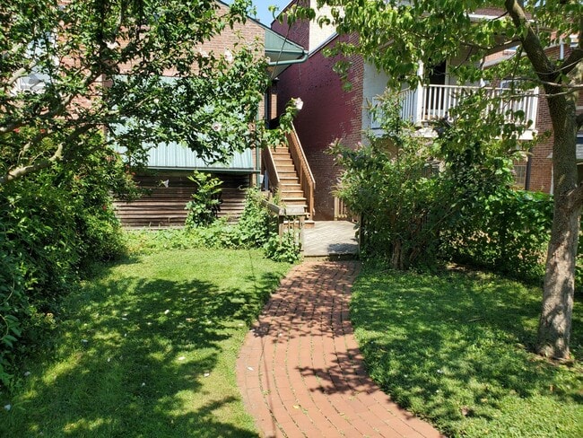 Building Photo - 612 E Chestnut St