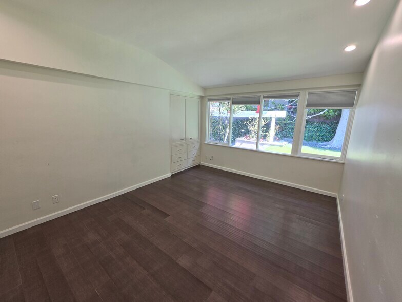 Building Photo - 310 S Thurston Ave