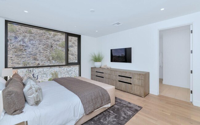 Building Photo - 5000 N Camelback Rdg Dr