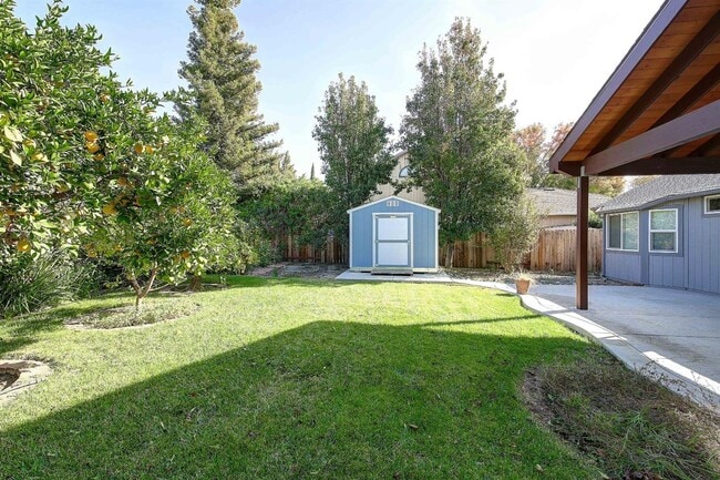 Building Photo - Updated 3 Bedroom Home on Quiet Court with Covered Patio