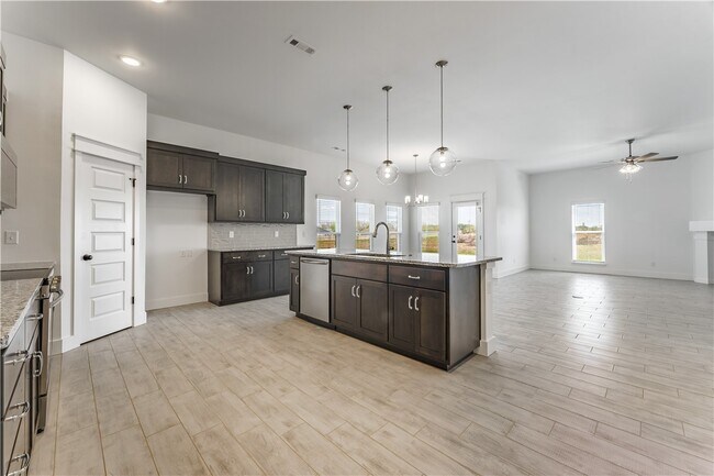 Building Photo - 800 Lewis St