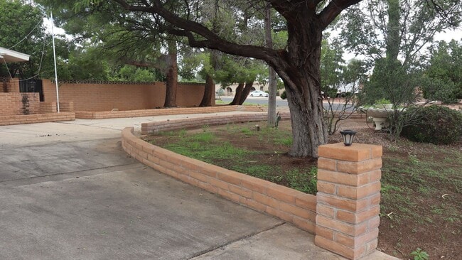Building Photo - 1810 Town and Country Dr