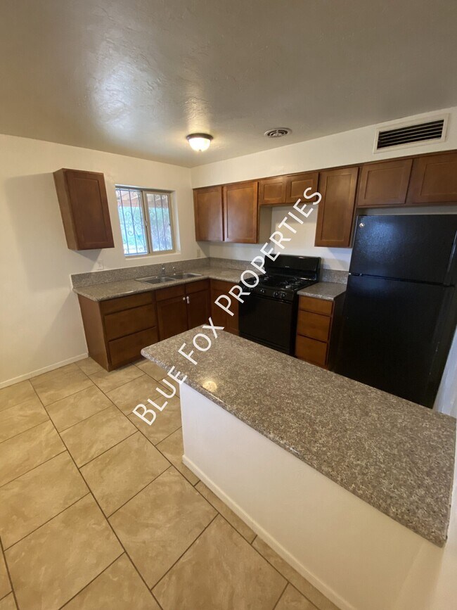 Building Photo - 3807 E Dover Stravenue