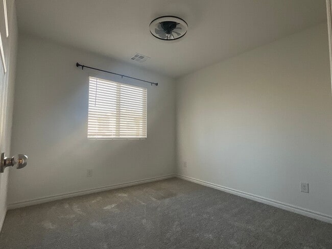 Building Photo - 3-bedroom townhome, 2cg, gated community