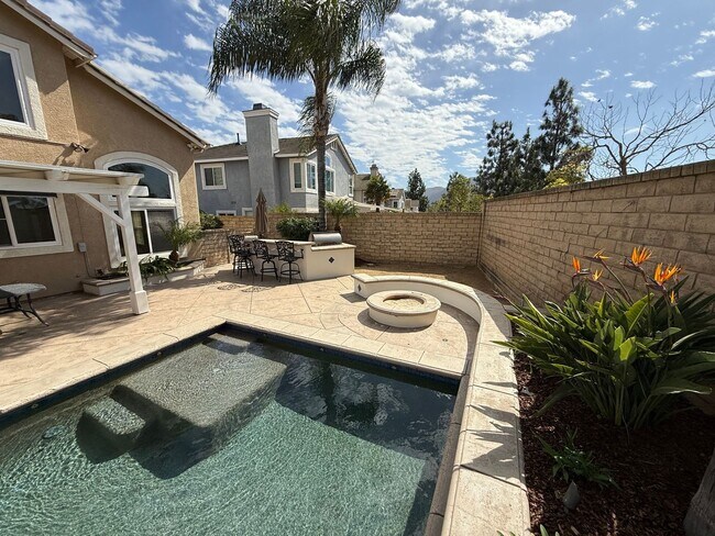 Building Photo - 635 Aliento Way