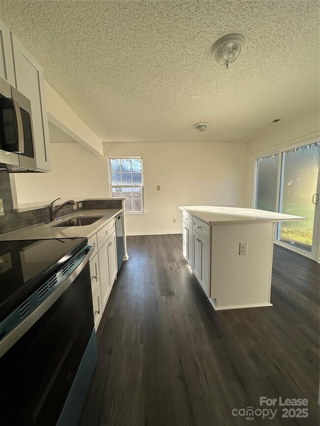 Building Photo - 2893 Signal Ct SW