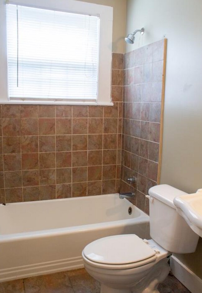 Building Photo - 3 bed 2 bath in Anniston