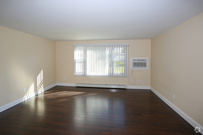 Living Room - Lake Heights Apartments