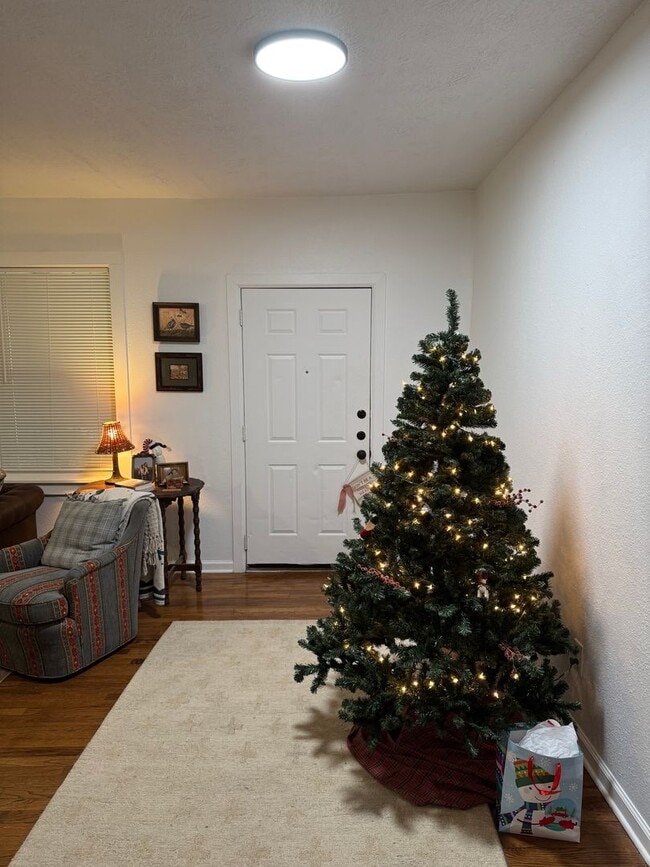 Building Photo - August Move-In! Charming 2/1 house near Do...