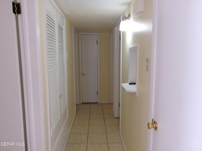 Building Photo - 10037 Oakwood Dr