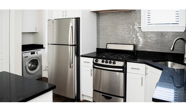 Building Photo - 3841 N Greenview Ave