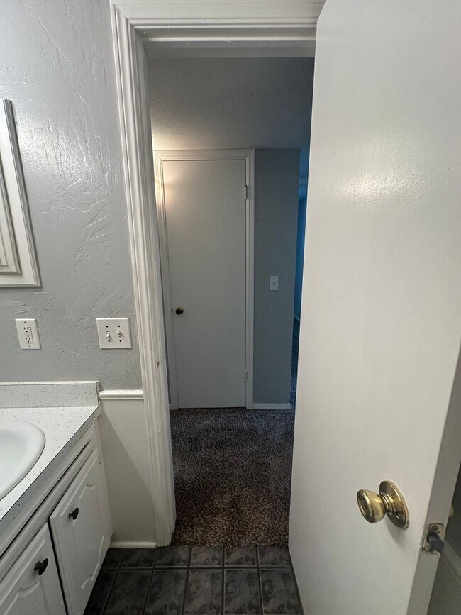 Building Photo - 4844 Woodview Dr
