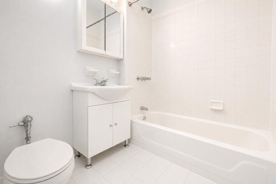 Building Photo - 45 Tiemann Pl