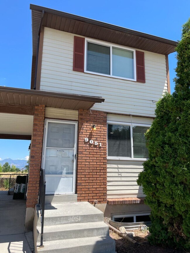 Building Photo - 2 Bedroom, 1.5 Bathroom Twin Home in West ...