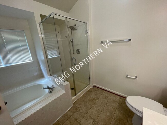 Building Photo - 865 Tall Oaks Square