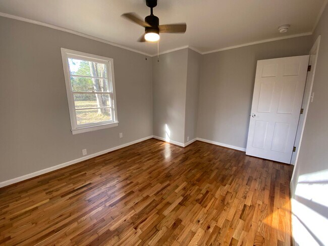 Building Photo - 3 Bedrooms, 1 Bathroom - Home in West Rome!