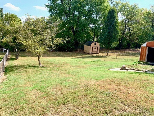 Building Photo - Charming Brick Ranch in the Heart of Hillview