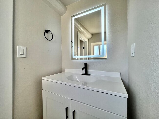 Building Photo - 422 Towner Ave NW