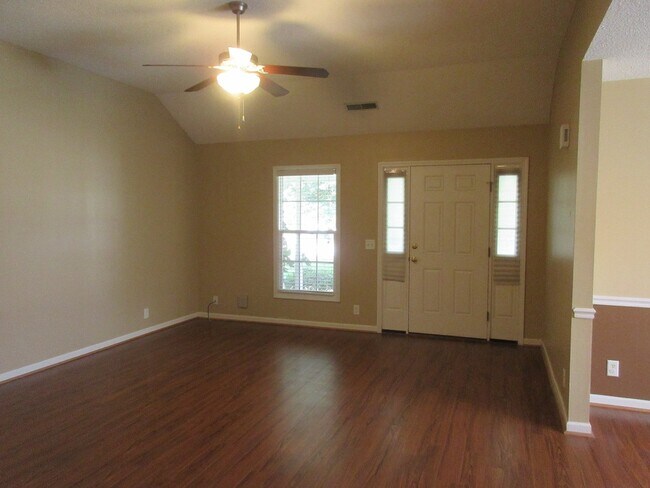 Building Photo - Landmark Pointe