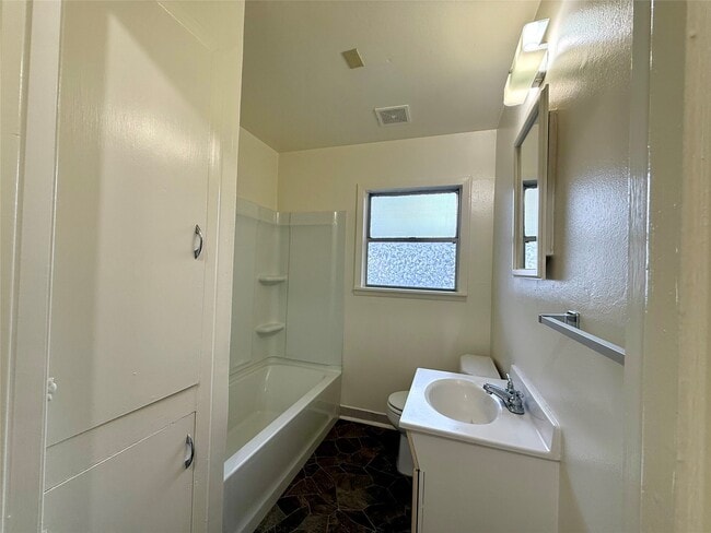 Building Photo - 219 Moore St