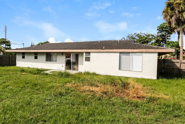 Building Photo - 171 SE Floresta Dr