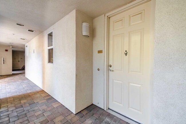 Building Photo - 301 Crescent Ct