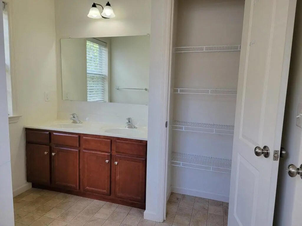 Building Photo - 639 Winding Ln