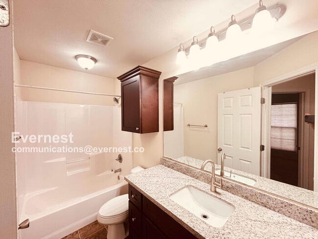 Building Photo - Beautiful 3-Bedroom Home with Modern Ameni...