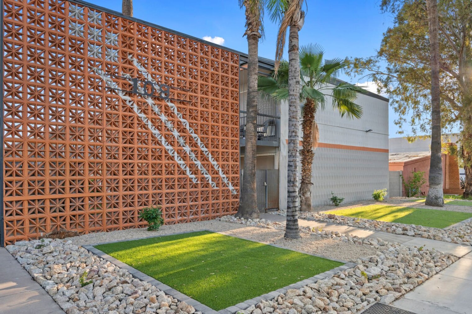 Building Photo - 109 E Broadway Rd