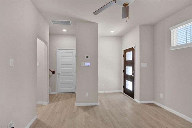 Building Photo - 16012 Oregon Oak Dr