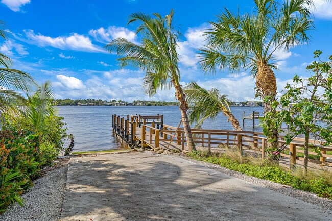 Building Photo - 305 Country Club Dr