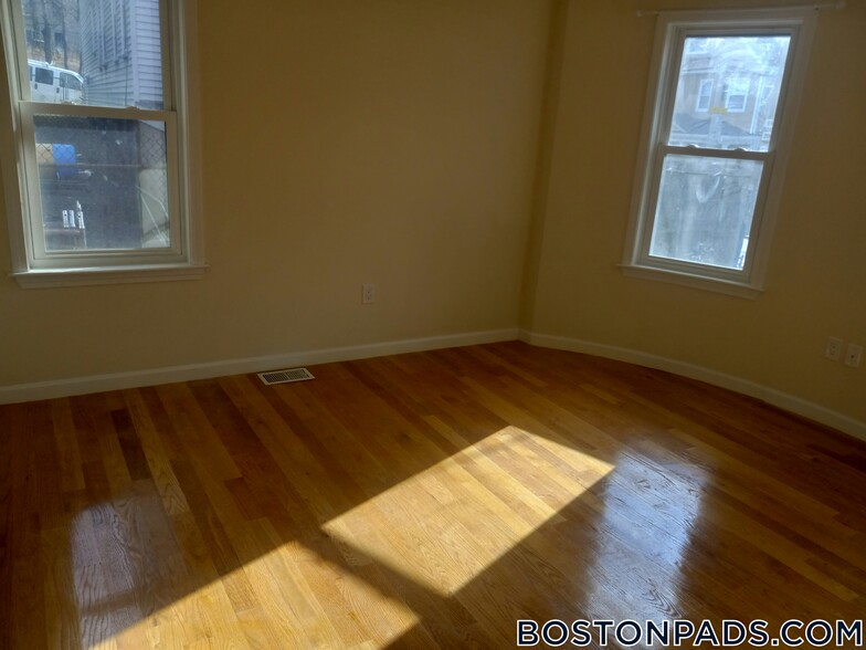 Building Photo - 207 Harvard St