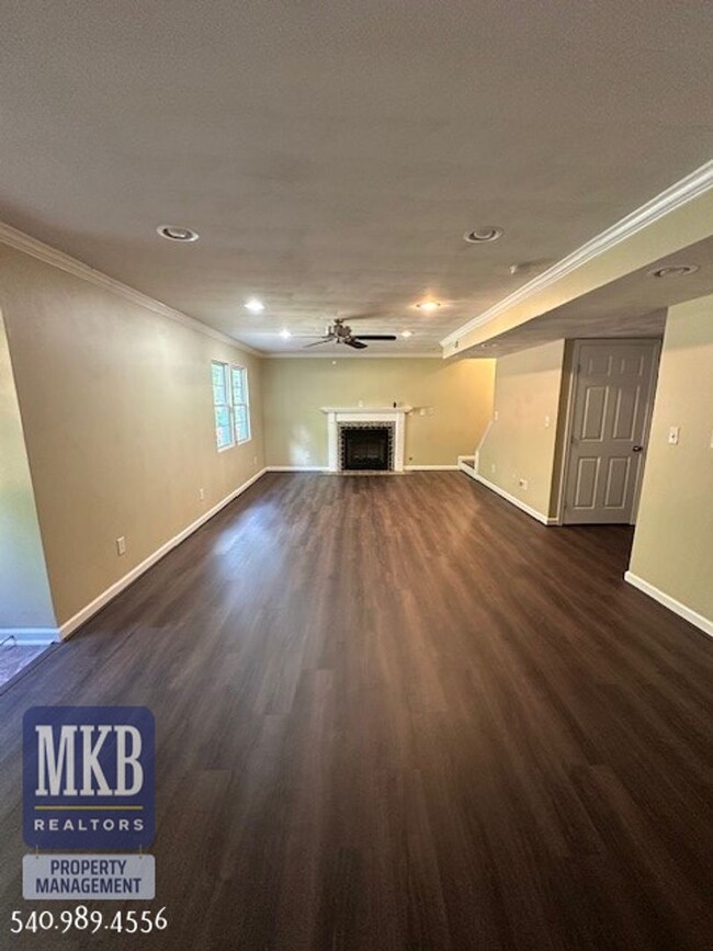 Building Photo - Luxurious 4 Bd/3.5Ba home located in The G...