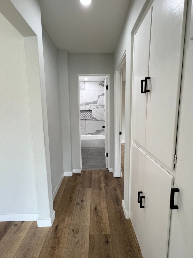 Building Photo - Beautiful, Modern, Upgraded 3 Bedroom 3 Ba...