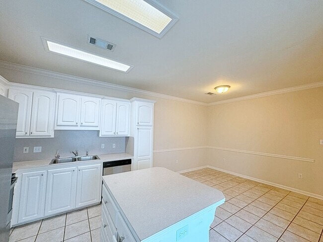 Building Photo - 2 Bedroom Condo Available NOW