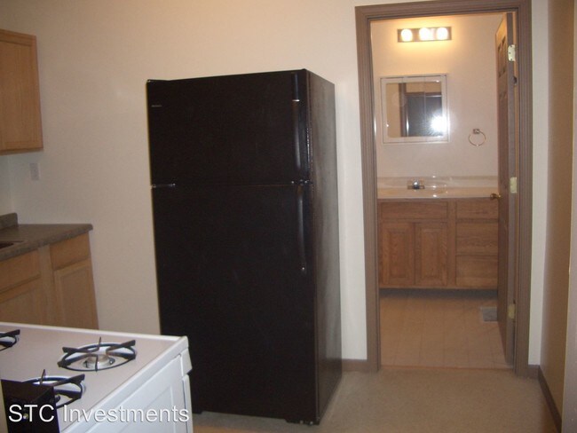 Building Photo - 2 br, 1 bath House - 402 W. McDonough