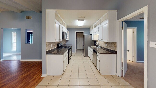 Building Photo - Jasper Heights - 3 bedroom beauty!