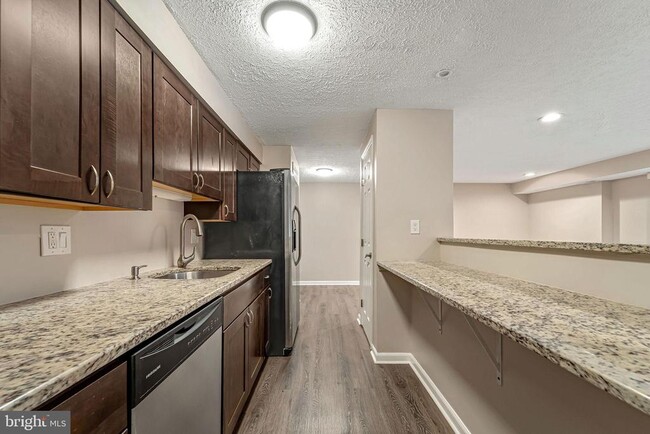 Building Photo - 151 Kenwood Dr