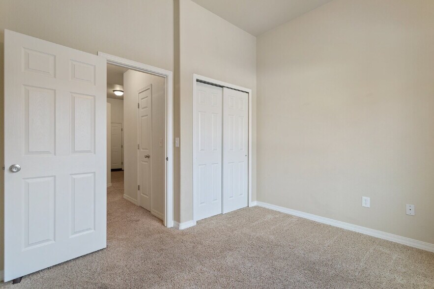 Building Photo - Westside 2-Bed Condo with Mountain Views a...
