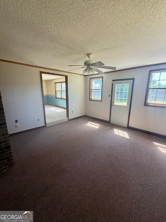 Building Photo - 131 Foxwood Cir