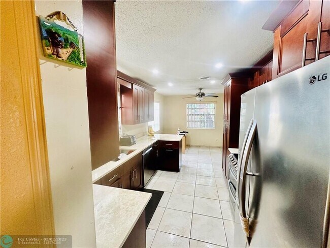 Building Photo - 6535 SW 8th Pl