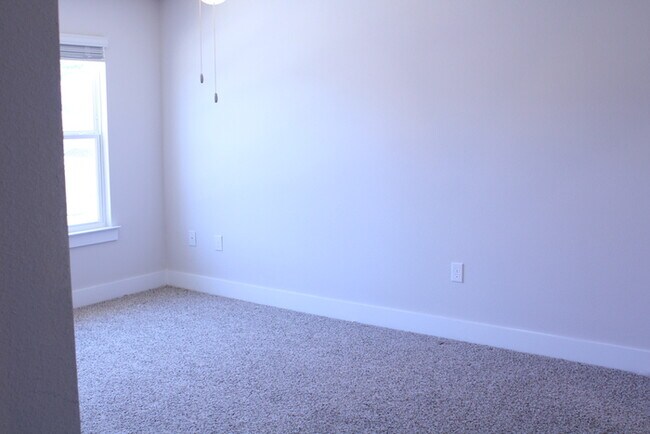 Building Photo - Beautiful New Townhome / Pet Friendly / Wi...