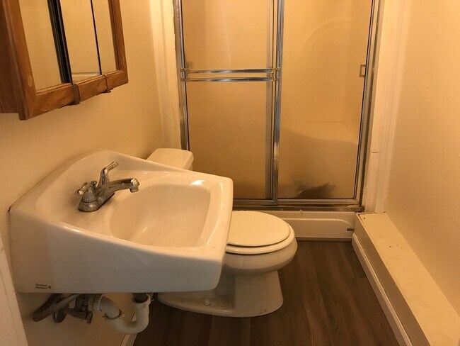 Building Photo - 2 Bedroom 1 bath near UO