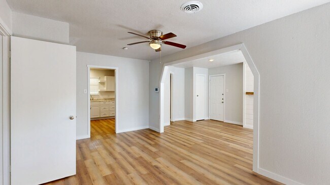Building Photo - REMODELED HOME READY FOR YOU