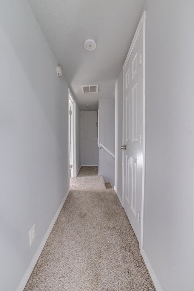 Building Photo - Stunning 4 Bed 3 Bath Home on Quiet Street!