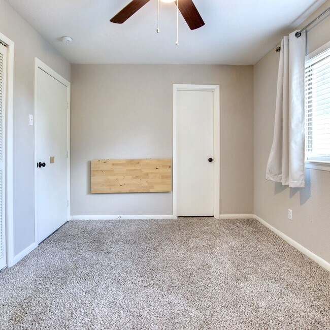 Building Photo - 1520 Sunnybrook Dr